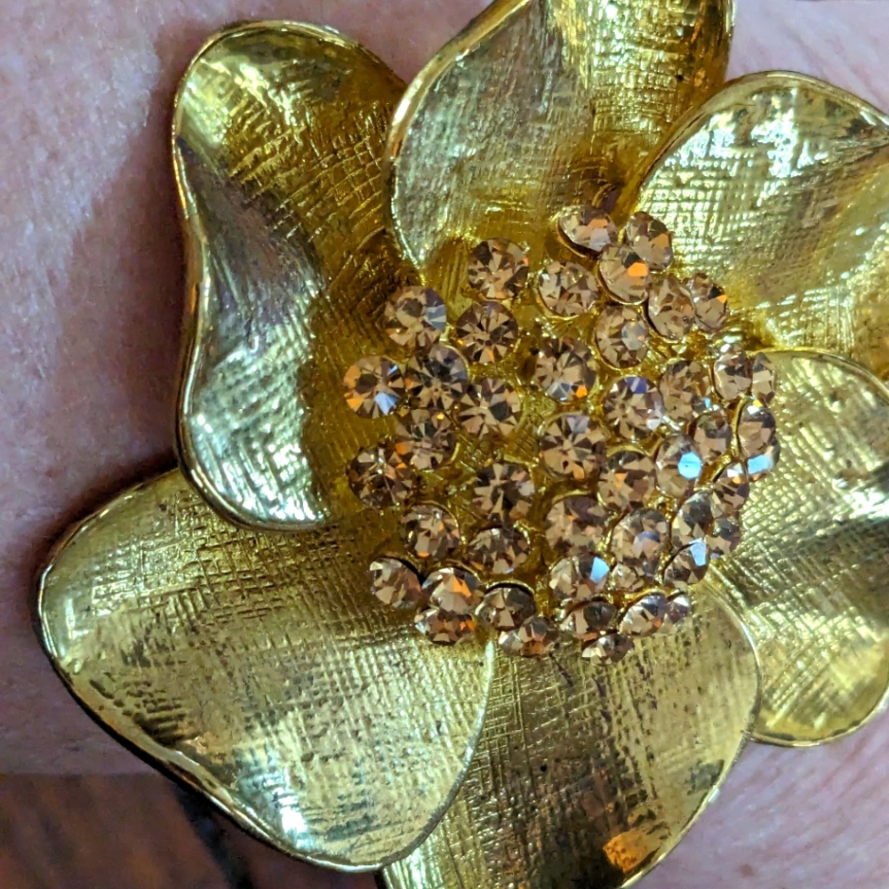 Gold tone bracelet with rhinestones.  FINAL Price Drop 💧💧💧💧💧